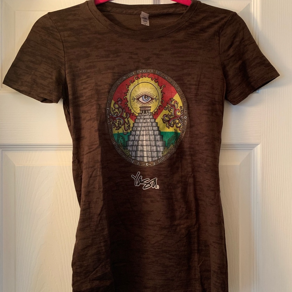 Soft tee with Mayan pyramid, Rasta colors